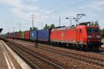 Hier 185 148-4 mit einem Containerzug, bei der Durchfahrt am 7.7.2013 durch Berlin Schnefeld Flughafen, in Richtung Berlin Grnauer Kreuz.