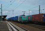 437023 zieht am 21.August 2013 einen Containerzug in den Bahnhof Berlin-Schnefeld.