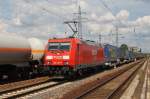 Hier 185 276-3 mit einem KLV-Zug, bei der Durchfahrt am 22.7.2014 durch Berlin Schönefeld Flughafen.