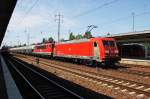 Hier 185 333-9 und 155 119-1 (abgebügelt) mit einem Güterzug, bei der Durchfahrt am 1.8.2015 durch Berlin Schönefeld Flughafen, in Richtung Berlin Grünauer Kreuz.