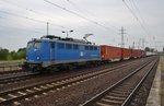 140 824-4 durchfährt am 2.8.2016 mit einem Containerzug den Bahnhof Berlin Schönefeld Flughafen in Richtung Westen.