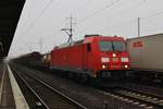 185 289-6 fährt am 17.12.2016 mit einem gemischten Güterzug aus Richtung Westen kommend in den Bahnhof Berlin Schönefeld Flughafen ein.