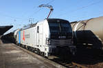 193 825-1 der VTG Rail Logistic Deutschland GmbH (trägt den Namen  Monika ) vor einem Kesselwagenzug bei der Ausfahrt in Berlin Schönefeld Flughafen am 15.02.2017