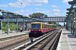 Ein Halbzug der Br485 steht in Berlin Schöneweide als S8 nach Birkenwerder bereit.