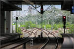 Unzählbare Oberleitungsausleger -

Ein völlig vergessenes Bild. Ich musste auch einige Zeit recherchieren, auf welchem Berliner Bahnhof es aufgenommen wurde. Die Bilder davor und danach brachten keine Klärung. Ein eindeutiger Hinweis gab der Bahnwasserturm im Hintergrund. Dieser steht im Natur-Park Schöneberger Südgelände nähe der S-Bahnstation Priesterweg. Das Bild hier wurde daher im Bahnhof Berlin-Südkreuz aufgenommen.

17.08.2010 (M) 