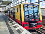 ET 483 002 A mit S45 von Flughafen BER - Terminal 1-2 in Berlin Südkreuz, 08.06.2022.