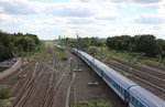 17.8.2016 Berlin Südkreuz. Blick vom Parkhaus auf die Anhalter Bahn mit ausfahrendem EC nach Prag. Im Hintergrund IC von / nach Binz abgestellt. 