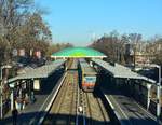 Blick vom Fußgängerübergang auf die S-Bahn Station Buckauer Chaussee mit einem unbekannten 481er Doppel als S2 nach Bernau.