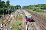 Nachschuss auf die S1 nach Oranienburg im Bahnhof Birkenwerder. Birkenwerder bietet neben anderen S-Bahnhöfen eine Besonderheit, die Bahnsteiggleise 4 und 6 sowie die beiden Kehrgleise und das Wasserkrangleis verfügen über Oberleitung, wodurch hier ein Wechselstrombetrieb möglich ist. Die Einspeisung der Oberleitung im Verbundabschnitt ist von der Einspeisung im übrigen Netz galvanisch getrennt, in den Verbindungsgleisen besteht jeweils ein rund drei Meter langes neutrales Zwischenstück. Wechselstromfahrzeuge müssen diesen Abschnitt bei ausgeschaltetem Hauptschalter mit Schwung durchfahren. Da der Verbundabschnitt zudem nur über eine begrenzte Einspeiseleistung verfügt, liegt die Oberstrombegrenzung bei 200 Ampere. Für Wechselstromfahrzeuge besteht daher ein Heizverbot.

Birkenwerder 23.07.2018