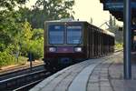 Ein unbekannter 485er wartet am Haltepunkt Köllnische Heide auf Abfahrt.