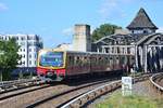 Ein Zug der Baureihe 481 fährt als S-Bahn nach Schönefeld Flughafen in Treptower Park ein.