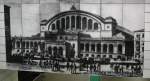 Berlin Anhalter Bahnhof III:  Steigt man nun die Treppen zum Tiefbahnhof hinunter findet man noch diese Abbildung des ehemaligen Kopfbahnhofs.