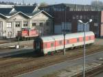 346 995 und ein Schlafwagen,am 29.Oktober 2011,in Berlin Warschauer Strae.