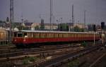 Altbau S-Bahn 275581 fährt am 8.5.1989 in den Ostberliner Bahnhof Warschauer Straße ein.