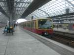 BR 481 als S75 nach S-Bahnhof Berlin-Wartenberg im S+U Bahnhof Berlin-Spandau.