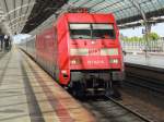 Einfahrt 101 142-8 am 29. Mai 2015 in den Bahnhof Berlin Spandau auf Gleis 5 mit dem EC 175 in Richtung Budapest-Keleti.  