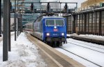 Hier zieht die 120 151-6 mit Werbung von ZDF  Der ZDF Express  den IC durch den Berlin Zoologischen Garten nach Berlin Ostbahnhof am 04.02.2010