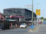 Ein Zug der RB 14 fährt im Bahnhof Zoologischer Garten ein.