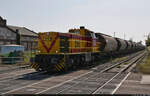 Kalkzug nach Blankenburg mit 275 218-6 (Vossloh G 1206) passiert auf Höhe des Bahnübergangs Parkstraße die Bahnhofsanlagen von Bernburg (Saale).