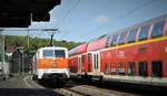 E-LOK 111 111-1 NEBEN RSX IM BAHNHOF BETZDORF  Seltene Begegnung im Bahnhof BETZDORF/SIEG: Die bildschöne 111 111-1 mit Sonderzugwagen  der TRI neben dem RSX Siegen-Köln....10.5.22