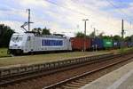 386 026-9 Metrans als Containerzug durchfährt den Bahnhof Biederitz Richtung Dessau.