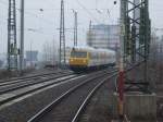 Der SchienenPrfExpress (Baureihe 719) steht vor dem Bielefelder Bahnhof.