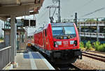 Nachschuss auf 147 014-5 von DB Regio Baden-Württemberg als RB 19970 von Stuttgart Hbf nach Heilbronn Hbf, die den Bahnhof Bietigheim-Bissingen auf Gleis 10 verlässt.