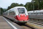 ICE 4 (6812 213) am Bahnsteig im Seebad Binz. Auch mit Mund-Nasenschutz können Fremdkörper eindringen, s. Fahrtrichtung rechts. - 10.07.2021