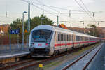 IC 2212 am frühen Abend am Binzer Bahnsteig.