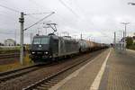 185 545-1 MRCE, gemietet von CTL Logistics, als Kesselzug durchfährt den Bahnhof Bitterfeld auf Gleis 3.