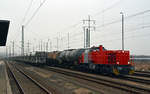 275 027 der RBB rangierte am 10.02.18 in Bitterfeld einen Kesselwagenzug.