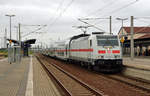 146 562 wartet mit dem IC 2441 nach Dresden am 14.07.19 in Bitterfeld auf die Weiterfahrt Richtung Leipzig.