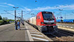 Zementzug mit 159 225-2 (Stadler Eurodual) rauscht im Bahnhof Bitterfeld an den Reisenden auf Bahnsteig 1/2 Richtung Berlin vorbei.