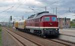 232 550 zog am 13.05.12 zwei Bauzugwagen durch Bitterfeld Richtung Halle/Leipzig.