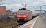 185 142 fuhr mit einem gemischten Güterzug am 23.12.14 durch Bitterfeld Richtung Dessau.