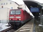 143 867-0 vor einer RB nach Lutherstadt Wittenberg beim Halt in Bitterfeld.