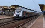 Zusammen mit einem weiteren Abellio-Hamster wartet 9442 120 am Abend des 15.12.15 in Bitterfeld auf die Ausfahrt Richtung Halle(S).