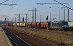 193 879 fährt am Morgen des 09.04.16 mit einem Schwenkdachwagenzug in Bitterfeld ein.