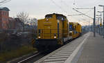 293 008 der Bahnbau Gruppe schleppte am 06.12.16 einen Kran durch Bitterfeld Richtung Dessau.