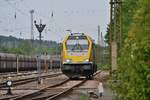 263 005 wartet in Blankenburg um sich vor ihren Zug zu setzen.