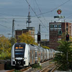 Der Elektrotriebzug 462 076 ist als RE6 nach Köln unterwegs und hier Ende Oktober 2022 bei der Ankunft am Bochumer Hauptbahnhof zu sehen.