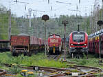 Blick auf einen Teil des Güterbahnhofes in Bochum Langendreer mit den Lokomotiven 294 649-9 und 2159 241-9, so gesehen Anfang April 2024.