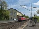 185 214-4 ömit einem KLV durch Bonn-Oberkassel gen Köln fahrend auf der Kbs 465 am Samstag den 6.5.2017