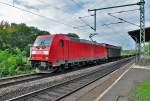 185 318-3 mit gemischtem Gterzug fhrt durch den Bf Bonn-Oberkassel - 08.10.2010