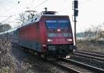 101 097-4 (reinigungsbedrftig) mit IC bei der Durchfahrt Bf Bonn-Oberkassel - 10.01.2011