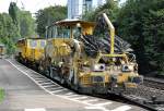 Schotterplanier- und Gleisstopfmaschine (Plassert & Theurer) bei der Durchfahrt durch den Hbf Bonn - 28.09.2013