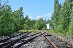 In Braunsbedra umweit des Bahnhofes gab es bis Ende der 90er Jahre die Mineralölwerke Lützkendorf. Heute zeugen nur noch die alten Wege sowie einzelne Gleisanlagen und einzelne Gebäuderuinen von der einstigen Raffinerie. 2 lange Abstellgleise liegen bis heute und könnten mit wenig Aufwand auch wieder genutz werden. Hinter den beiden Prellböcken leigt noch eine alte Weichenverbindung die davon zeugt das die Gleise einst weiter verliefen.

Braunsbedra 14.08.2021