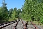 Blick auf stillgelegte Weichenverbindungen in Blick Richtung Raffinierie. In Braunsbedra umweit des Bahnhofes gab es bis Ende der 90er Jahre die Mineralölwerke Lützkendorf. Heute zeugen nur noch die alten Wege sowie einzelne Gleisanlagen und einzelne Gebäuderuinen von der einstigen Raffinerie. 

Braunsbedra 14.08.2021