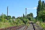 Blick auf stillgelegte Weichenverbindungen in Blick Richtung Bahnhof. In Braunsbedra umweit des Bahnhofes gab es bis Ende der 90er Jahre die Mineralölwerke Lützkendorf. Heute zeugen nur noch die alten Wege sowie einzelne Gleisanlagen und einzelne Gebäuderuinen von der einstigen Raffinerie. 

Braunsbedra 14.08.2021