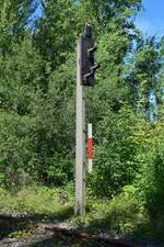 Die Signale auf dem Anschlussgleisen in Braunsbedra waren sehr simpel. Lediglich Halt und Rangierfahrt konnten sie zeigen. Mehr war auch nicht erforderlich. Hier sieht man das alte SIgnal R18 II. In Braunsbedra umweit des Bahnhofes gab es bis Ende der 90er Jahre die Mineralölwerke Lützkendorf. Heute zeugen nur noch die alten Wege sowie einzelne Gleisanlagen und einzelne Gebäuderuinen von der einstigen Raffinerie. 

Braunsbedra 14.08.2021